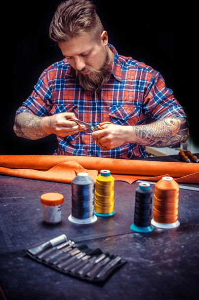 Δέρμα Skinner παράγουν ένα leatherwork στο χώρο εργασίας του - Φωτογραφία, εικόνα