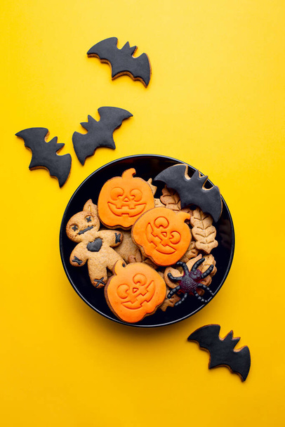 Zelfgemaakte Halloween versierde koekjes achtergrond, platte lay compositie, klaar om te eten kids party traktaties - Foto, afbeelding
