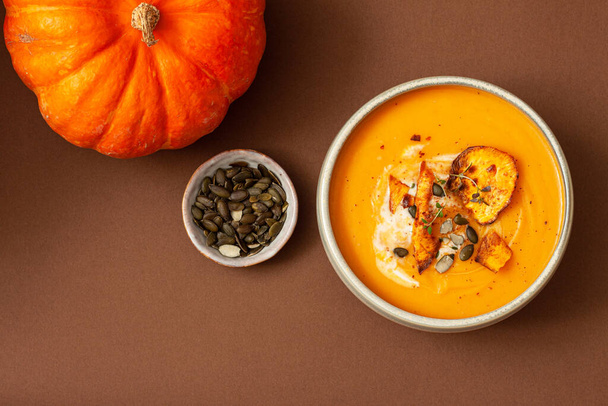 カボチャのクリームと種とサツマイモのスープ  - 写真・画像