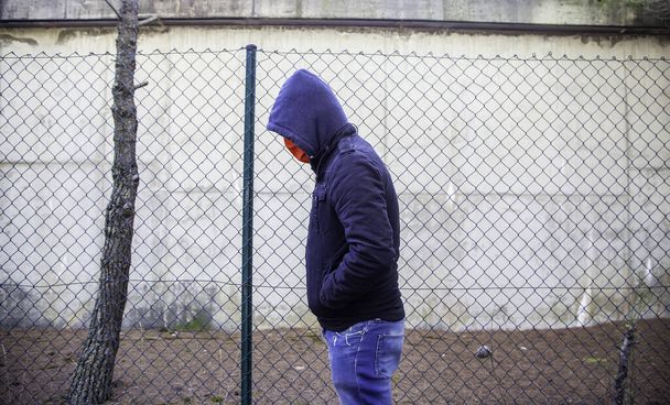 Jovem gangue de rua com máscara no parque, problema social - Foto, Imagem