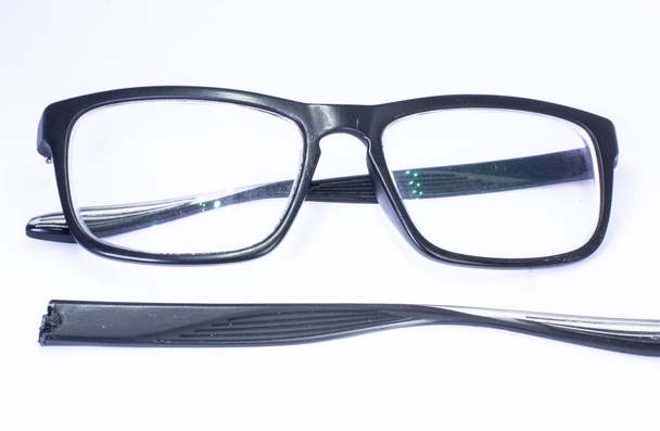 Afbeelding van een gebroken bril of bril of leesglazen frame met witte achtergrond - Foto, afbeelding