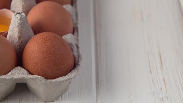Dolly Shot Chicken Egg in Tray in der Zoom-Ansicht. 4K Prores422 - Filmmaterial, Video
