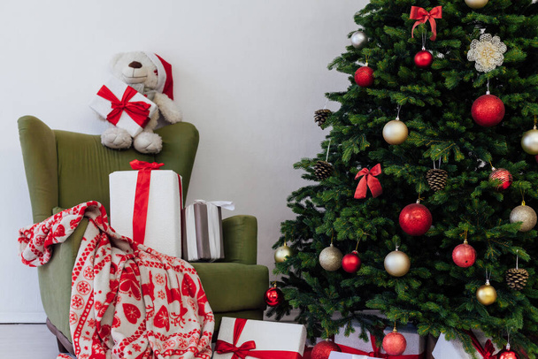 Yeni yıl arifesi ev içi Noel ağacı dekoru Noel tatili sunar Aralık 2021 2022 - Fotoğraf, Görsel