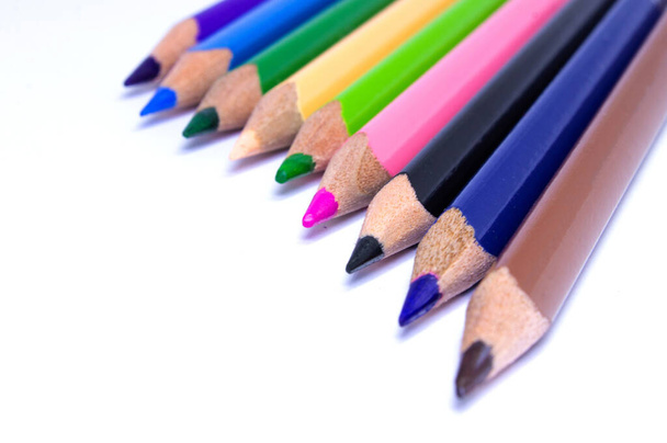 Kleurpotloden - kleurpotlood, Kleurpotloden, Close-up macro shot van kleurpotlood stapel potlood nibs, gebruikte potloden uit een school kunst kamer. school stationair, terug naar school - Foto, afbeelding