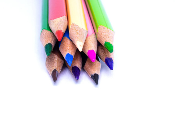 Värikynät värillinen kynä, värikynät, lähikuva makro laukaus väri lyijykynä kynä kärkiä, käytetään kyniä koulun taidehuone. koulu paikallaan, takaisin kouluun - Valokuva, kuva