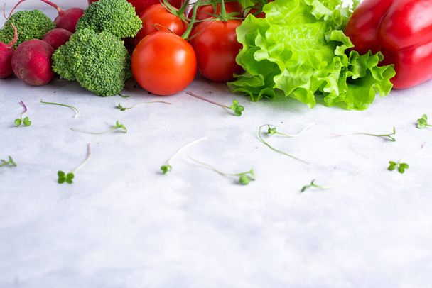 Zielone i czerwone świeże warzywa, czerwona papryka, rzodkiewki, pomidory, sałata są na białym tle, płaskie układanki. - Zdjęcie, obraz