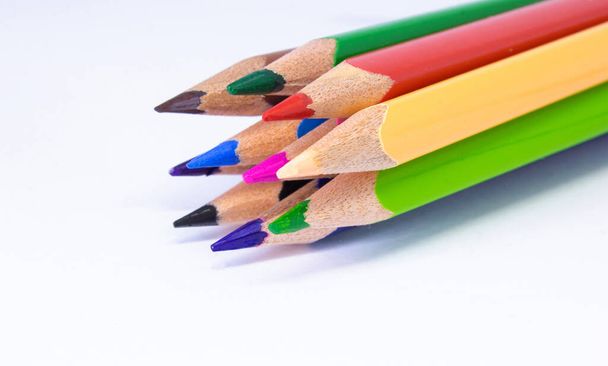 Buntstifte - Buntstifte, Farbstifte, Close-up Makroaufnahme von Buntstiftfedern, gebrauchte Bleistifte aus einem Schulkunstraum. Schule stationär, zurück zur Schule - Foto, Bild