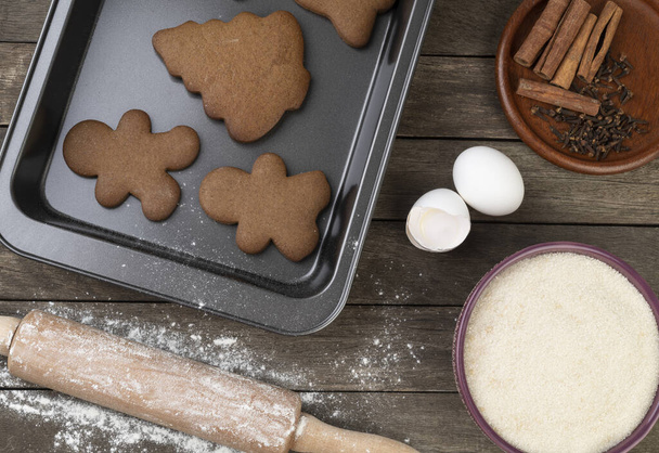 Tradiční vánoční perníkové sušenky se složkami na dřevěném stole. - Fotografie, Obrázek