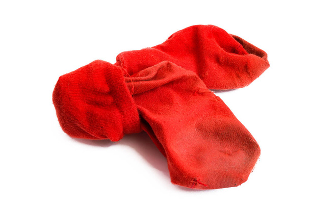 Calcetines rojos sucios aislados sobre un fondo blanco - Foto, imagen