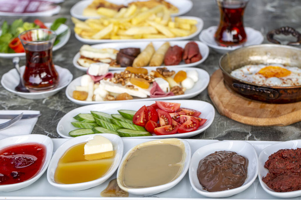 Tradicional delicioso desayuno turco - Foto, Imagen