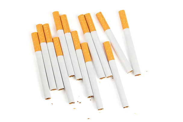 cigarrillos filtro clásico aislado en blanco con sombras - Foto, Imagen