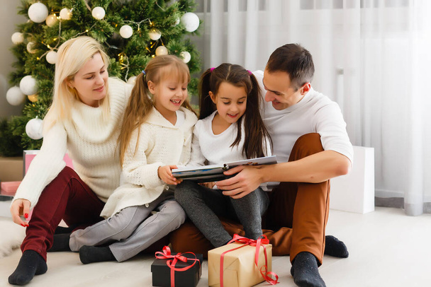 Família feliz brincando com presentes de Natal em casa - Foto, Imagem