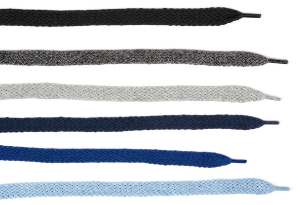 Coleção de laços de algodão colorido para sapatos com ponta sobre fundo branco - Foto, Imagem