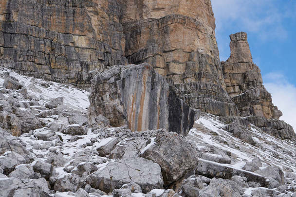 Величезний камінь на зворотному боці гори Tre Cime di Lavaredo, Italian Drei Zinnen, German in Snow in october 2020 - Фото, зображення