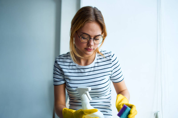 ゴム手袋の清掃ツールで陽気な清掃女性インテリアサービス - 写真・画像