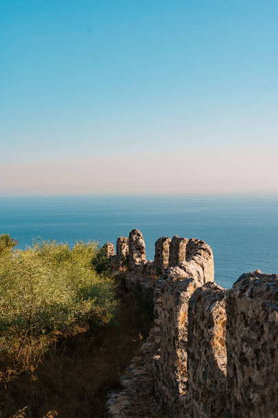 Ruinas en la costa en el mar - Foto, Imagen