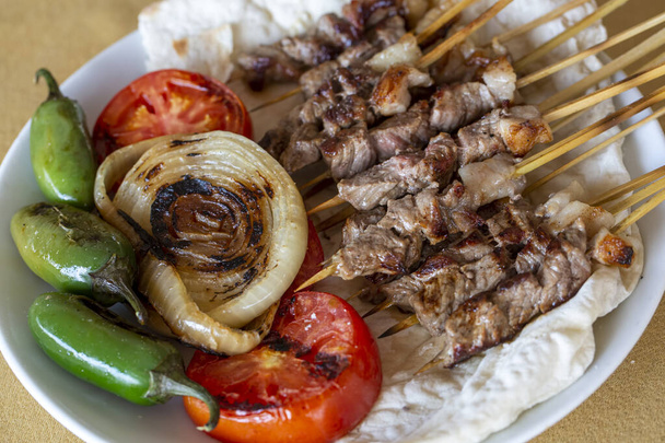 Παραδοσιακά νόστιμα τουρκικά τρόφιμα? Skewers μπάτσος sis - Φωτογραφία, εικόνα