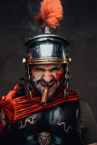 Gekke keizerlijke soldaat uit Rome die sigaar rookt - Foto, afbeelding