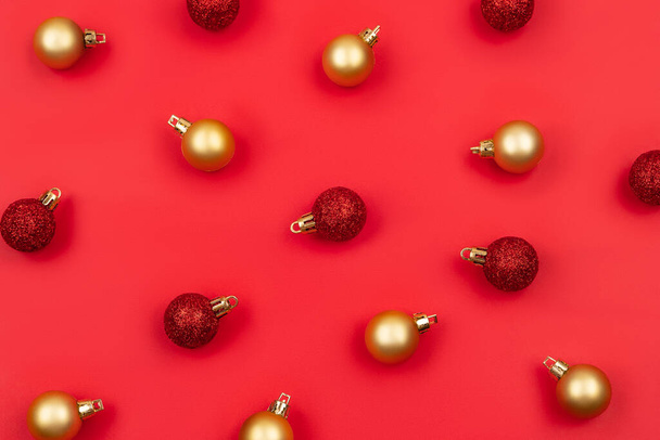 Christmas decoration pattern, with christmas red and golden balls. - Fotografie, Obrázek