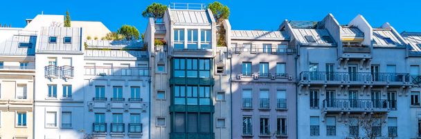 Parijs, typische gevels, prachtige gebouwen in de Marais - Foto, afbeelding