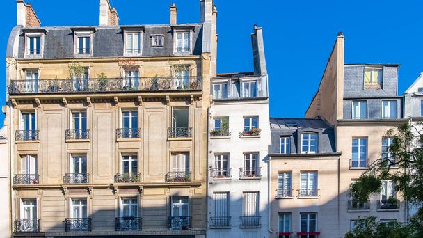 Paris, tipik cepheler, Montmartre 'daki güzel binalar. - Fotoğraf, Görsel