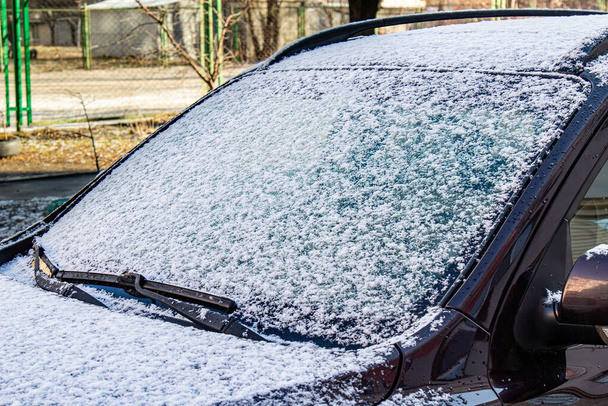 Καφέ αυτοκίνητο που καλύπτεται με χιόνι το χειμώνα blzzard.Extreme χιονόπτωση - Φωτογραφία, εικόνα