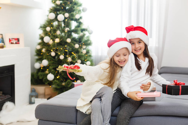 Karácsony Boldog vicces gyerekek ikrek testvérek otthon - Fotó, kép