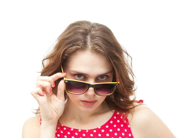 junge schöne Frau in roter Bluse mit Sonnenbrille, isoliert  - Foto, Bild