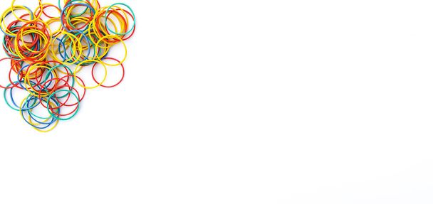 Brillantes bandas de goma de colores sobre fondo blanco - Foto, Imagen