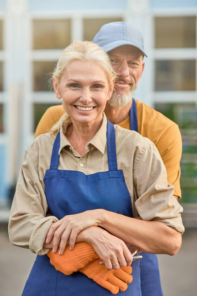 Красивый белый мужчина средних лет и женщина обнимаются - Фото, изображение