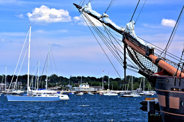 Arc de grand navire surplombant le port de Newport Rhode Island en été  - Photo, image