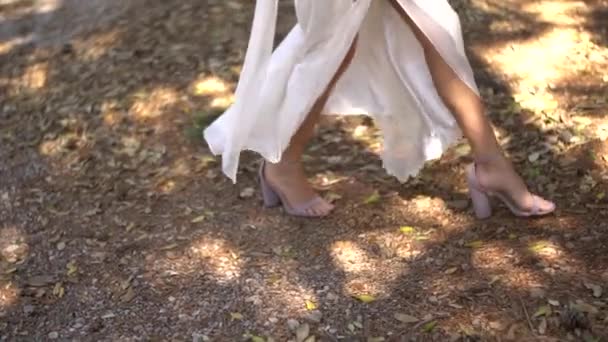 изящные ноги невесты в сандалиях, трепещущая юбка свадебного платья - Кадры, видео