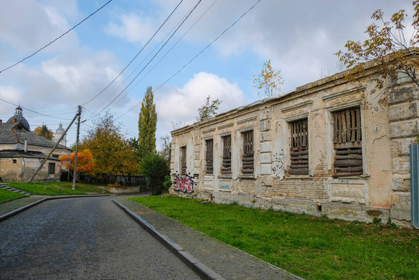 Calle del casco antiguo en otoño. Lutsk, Volyn, Ucrania. Restauración de una casa antigua. - Foto, Imagen