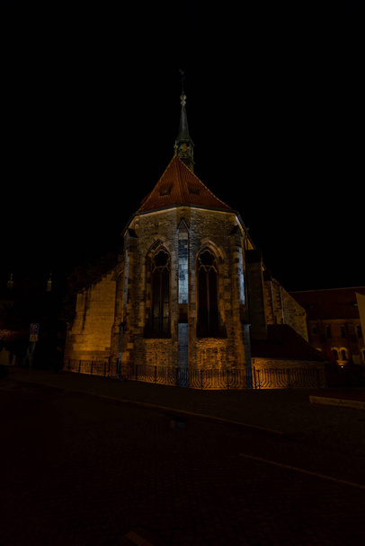 oświetlony klasztor św. Agnieszki, znajduje się na brzegu Wełtawy w historycznym obszarze Starego Miasta w Pradze. Prawdopodobny rok założenia to 1231 w nocy. - Zdjęcie, obraz