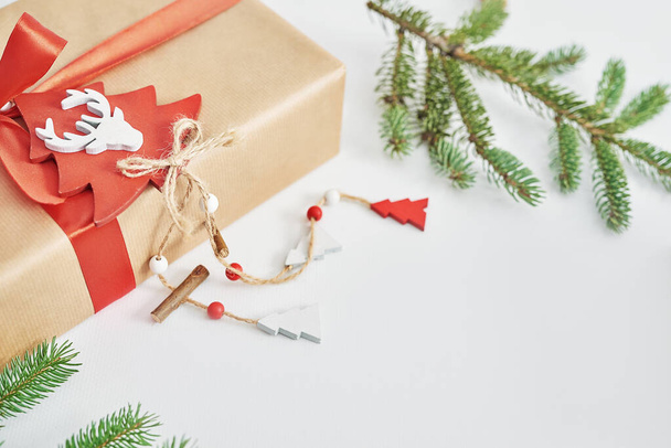 Подарункові коробки на фоні ялинки. Розкішний новорічний подарунок. Веселого різдвяного фону з подарунковою коробкою. Святкування Різдва. Зимові свята. Різдвяний сміх. Шаблон листівки
 - Фото, зображення