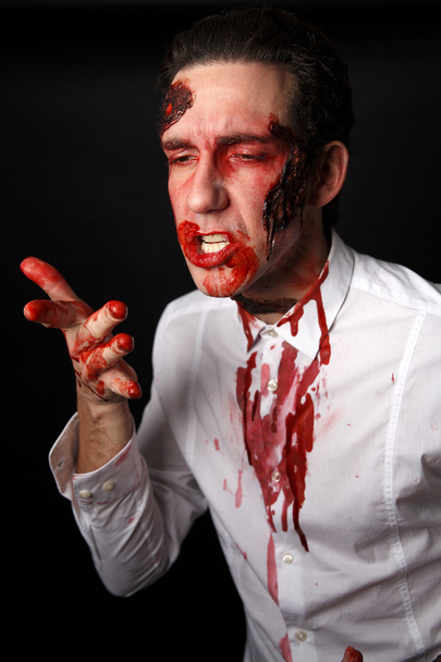 psychopaat likken bloed uit zijn vingers - Foto, afbeelding