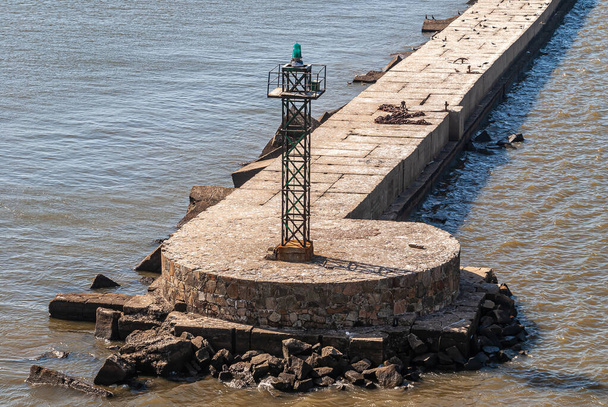 Montevideo, Uruguay- 18 décembre 2008 : Gros plan d'une balise placée sur un cadre métallique à l'extrémité d'un barrage portuaire s'étendant jusqu'à Rio de la Plata. - Photo, image