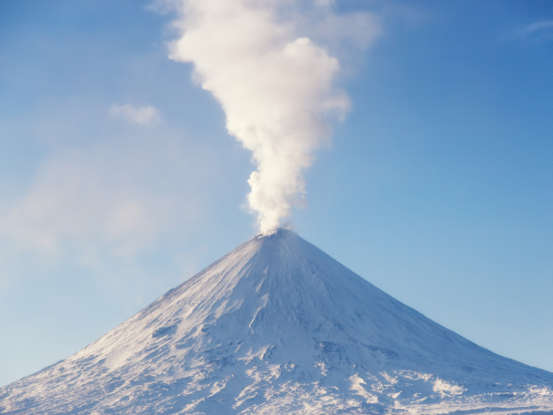 Tulivuorenpurkaus. Marraskuu 5, 2020. Venäjä, Kamchatkan niemimaa. Klyuchevskaja sopkan tulivuori. (4800 m) on Euraasian korkein aktiivinen tulivuori. - Valokuva, kuva