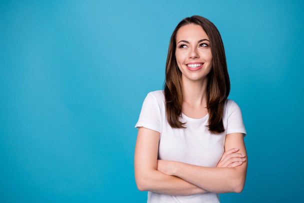 Photo of attractive confident lady hold arms hands crossed bossy worker successful career team member look side empty space wear casual white t-shirt isolated blue color background - Φωτογραφία, εικόνα