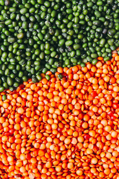 Lentejas rojas secas y mung verde, fondo brillante de la comida - Foto, imagen