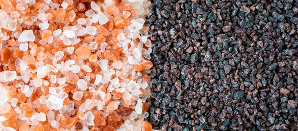 Siyah Himalaya tuzunu beyaz doğal dağ organik deniz kristal kaya tanecikleriyle kaplayın. Biyolojik sağlıklı pişirme malzemeleri öğütücü bardakta. Klasik kırsal beyaz mutfak ahşap masasında.  - Fotoğraf, Görsel