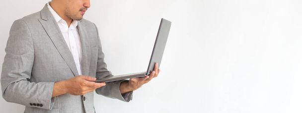 Hombre de negocios profesional en suite sujetar café computor en papel sobre fondo blanco aislado - Foto, Imagen