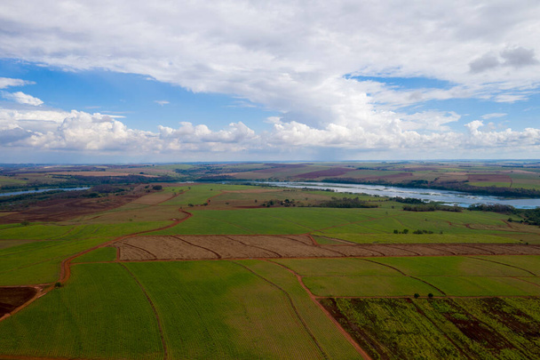 Taustalla maaseutu, jolla on viljelmiä ja Tiete-joki - Valokuva, kuva
