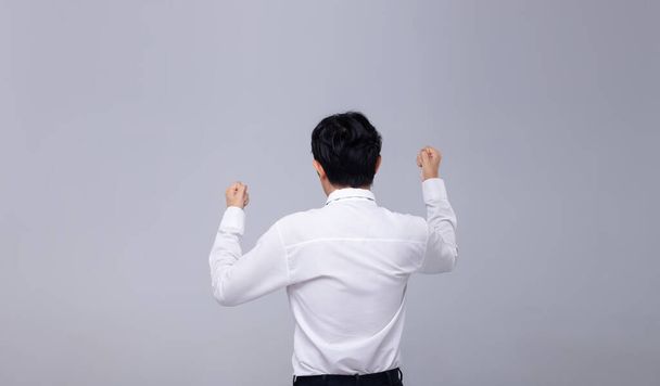Office Man fehér ing fordítsa vissza a visszapillantó és kifejezni érzés keresztül a fejét és a kezét a nagy üres másolási hely szürke háttér elszigetelt - Fotó, kép