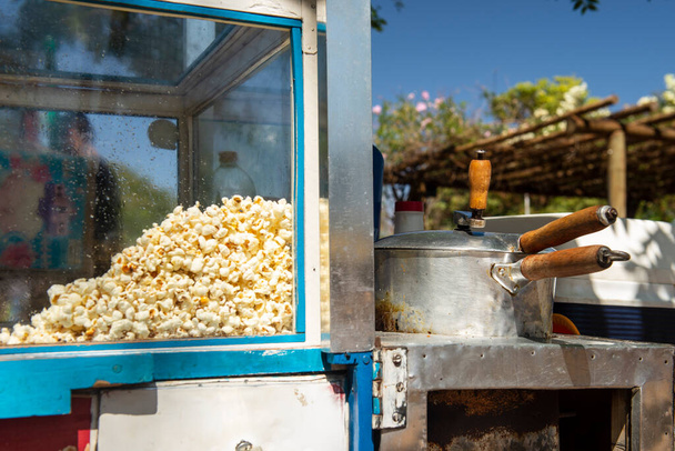 Popcornwagen auf dem Platz an einem sonnigen Morgen. - Foto, Bild