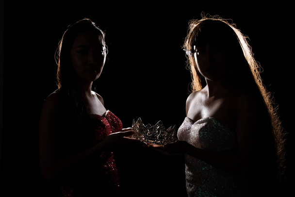 Драматичний момент очікування фіналу виклику для переможця конкурсу "Miss Beauty Queen Pageant Contest", який тримає діамантову корону і вираз серцебиття. Простір темного фону - Фото, зображення