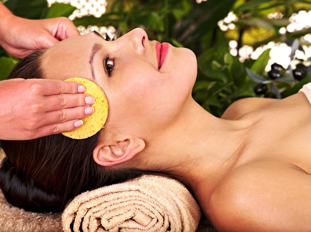 Mulher recebendo massagem facial
 . - Foto, Imagem