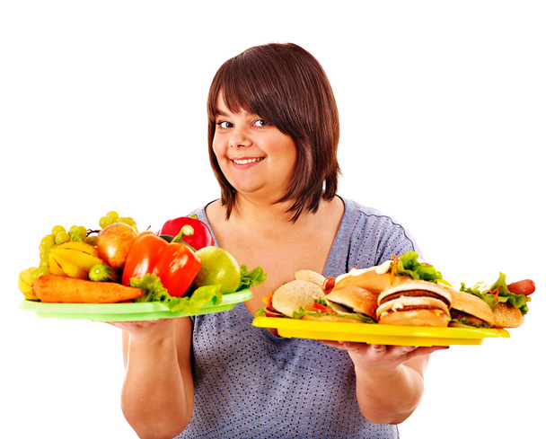 Жінка вибирає між фруктами та гамбургером
. - Фото, зображення