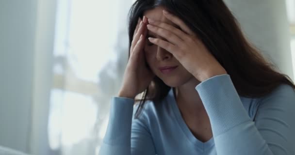 Close-up portret van uitgeputte jonge vrouw die lijden aan migraine, paniekaanval, slow motion - Video