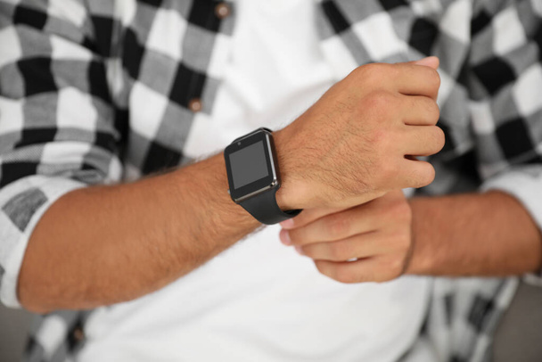 Man with modern smart watch device, closeup - Foto, afbeelding